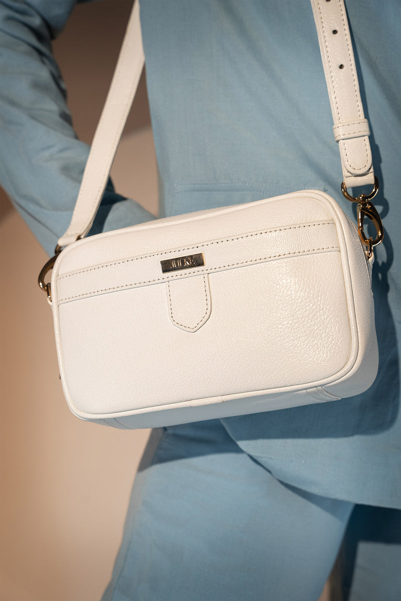 Women's leather crossbody bag in white colour with round rectangle shape and detachable shoulder strap by JULKE